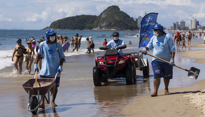 Sanepar retira mais de 23 toneladas de lixo das praias na virada do ano