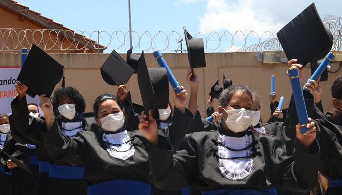 Deppen forma 60 mulheres em cursos de capacitação e inaugura centro médico para os servidores