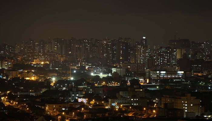 1,25 milhão de paranaenses alcançam meta de economia e recebem bônus na conta de luz 