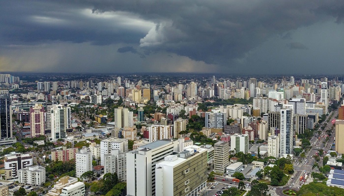 Tempo vira e final de semana deve ser de chuvas mais intensas no Paraná 