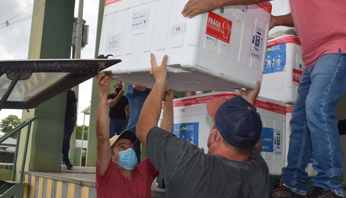 Saúde inicia semana com distribuição de 356,1 mil testes e 467,4 mil vacinas contra Covid-19