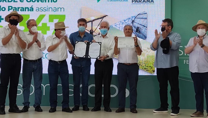 IAT entrega Licença de Instalação da ampliação da unidade da Coopavel no Show Rural 