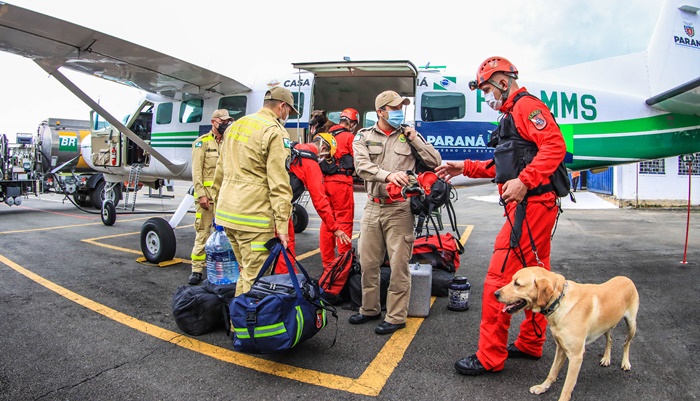 Governo do Paraná envia 10 bombeiros e cães para buscas a desaparecidos em Petrópolis