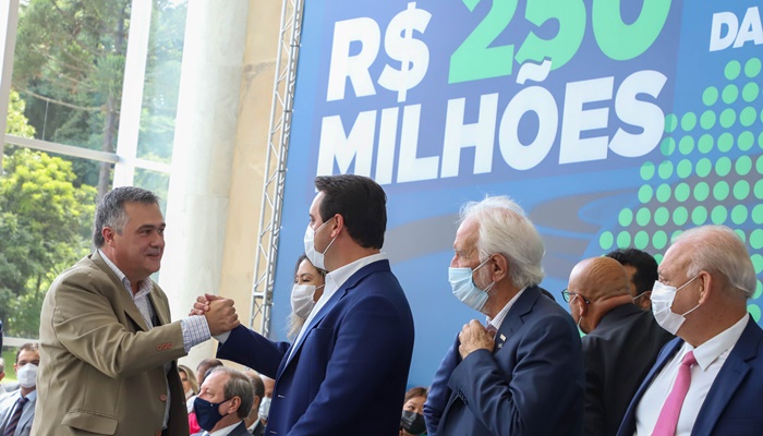 Investimento recorde na saúde pública do Paraná prevê mais de 300 obras e 744 novos veículos 