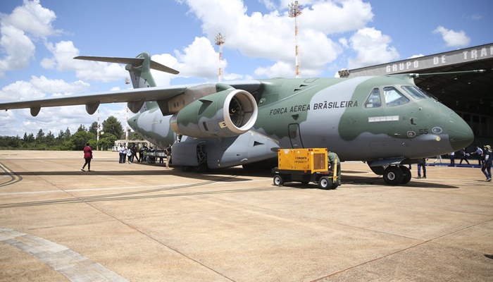 Avião da FAB pousa na Polônia para repatriar brasileiros