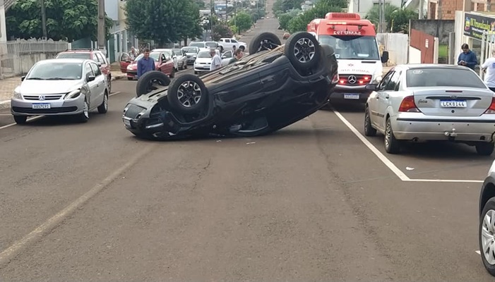 Quedas - Carro acaba capotando em acidente neste domingo