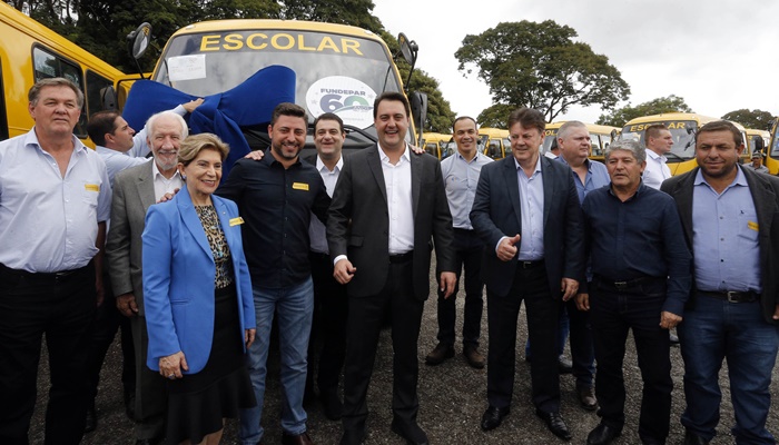 Governador entrega 144 ônibus escolares a 121 municípios paranaenses 