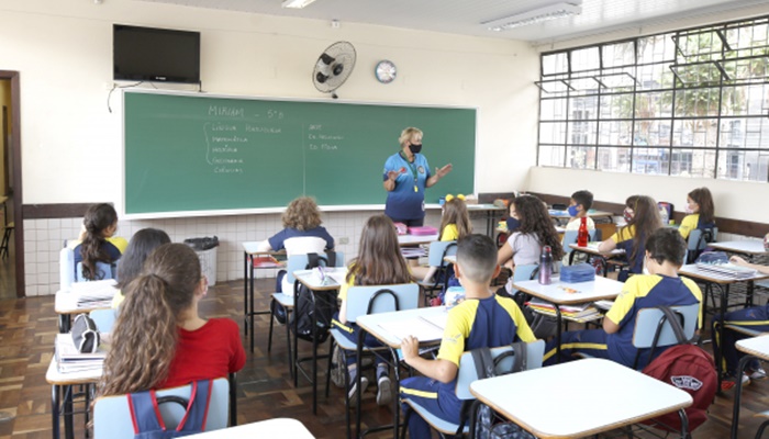 Nova onda de Covid já afeta aulas presenciais em colégios de Curitiba