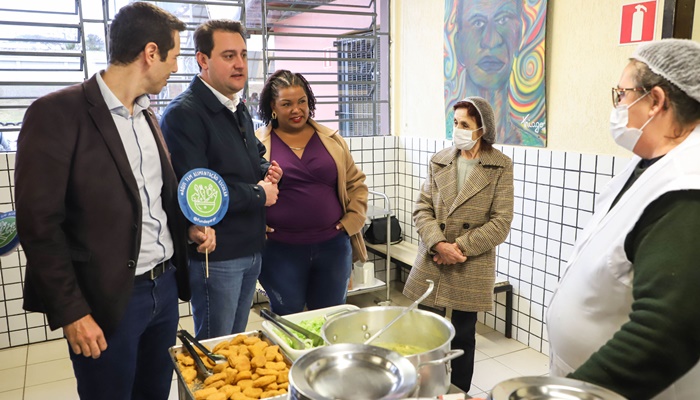 Governador anuncia três refeições por dia em todos os colégios da rede estadual 