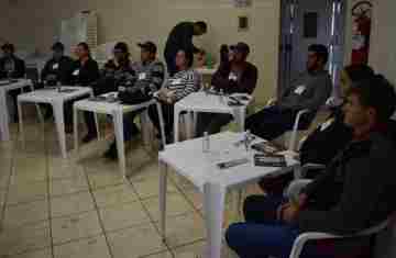 Rio Bonito - Produtores rurais participam de cursos sobre manejo de gado leiteiro e inseminação artificial