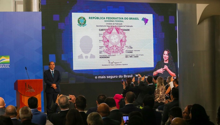 Governo entrega primeiras carteiras de identidade nacional