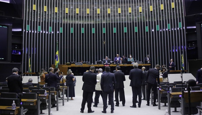 Votação da PEC dos benefícios sociais na Câmara é adiada para terça 