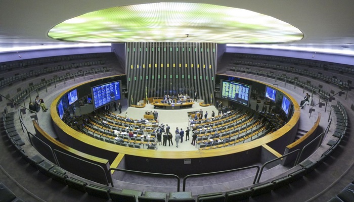 Congresso promulga PEC que aumenta benefícios sociais até dezembro