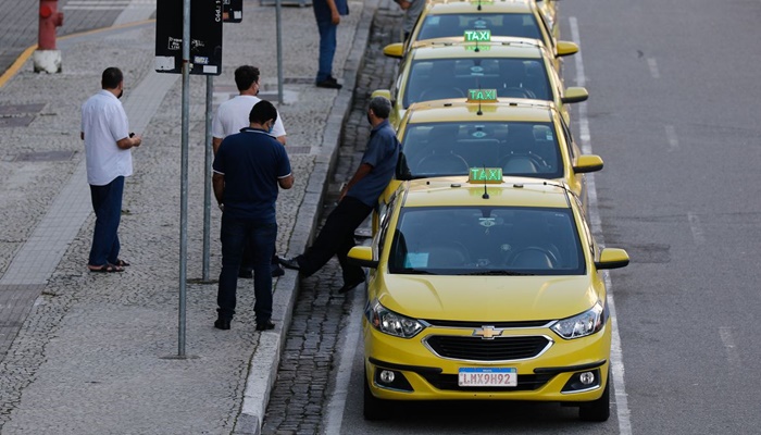 Governo pede a prefeituras cadastro de taxistas para pagar benefício