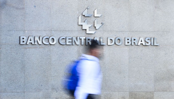 Estímulos fiscais temporários pressionam inflação, diz Banco Central