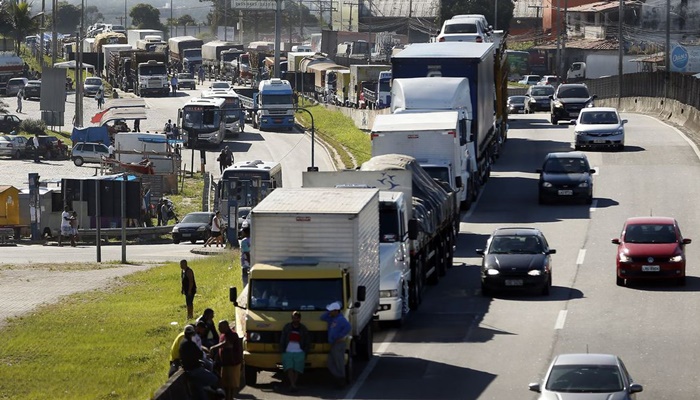 Caminhoneiros recebem auxílio com parcela dobrada