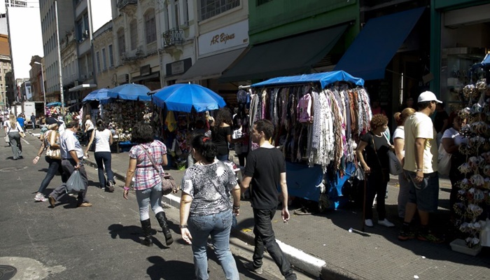 Quase metade dos brasileiros fazem bico para completar renda