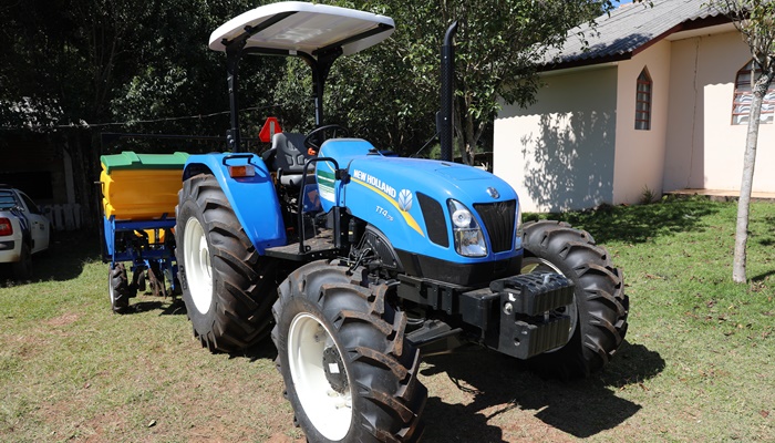 Laranjeiras - Programa Dinheiro Direto na Comunidade garante trator, carreta agrícola e plantadeira no Rio do Tigre