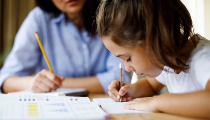 Porcentagem de crianças do 2º ano que não sabem ler e escrever mais do que dobra na pandemia, diz Inep