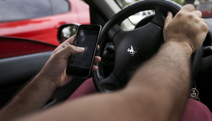Uso de celular ao volante é atitude que mais incomoda motorista