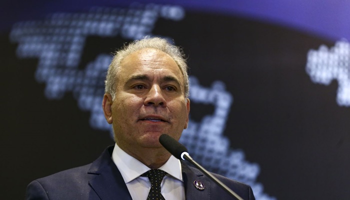 Ministro diz que país atingirá meta de vacinação contra a pólio