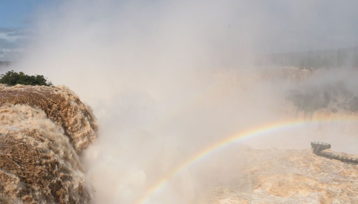 Fortes chuvas interditam passarela nas Cataratas do Iguaçu