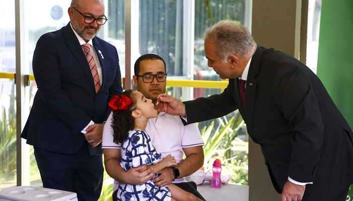 Ministro faz novo apelo para vacinação de crianças contra a pólio