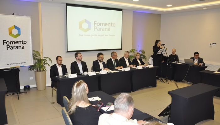  Fomento Paraná recebe missão técnica de associações comerciais do Oeste do Estado