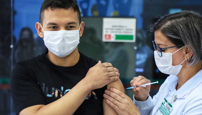 Secretaria de Saúde alerta para necessidade de reforçar a vacinação contra a Covid-19