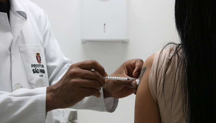Técnicos pedem vacinas para impedir que variantes sofram mutações 