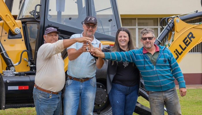 Ibema - Prefeitura recebeu uma retroescavadeira para a frota de máquinas pesadas 