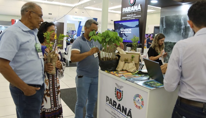 Governo distribui mudas de árvores nativas em encontro com prefeitos