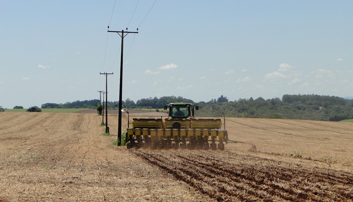 Caminhões, pulverizadores e colheitadeiras são parte do cenário rural paranaense, e a operação deste tipo de maquinário facilita cada vez mais a rotina em época de plantio e colheita.