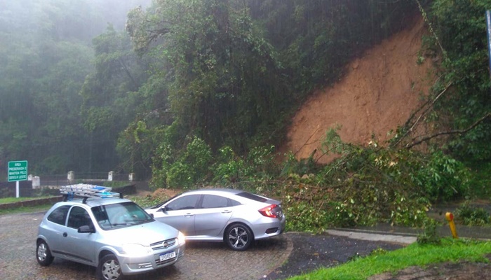 Após chuvas intensas, três rodovias do Litoral têm pontos com bloqueio