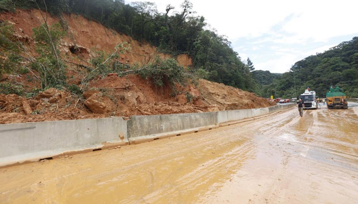 Equipes retiram 7 mil metros cúbicos de terra na BR-376 e buscas por vítimas avançam