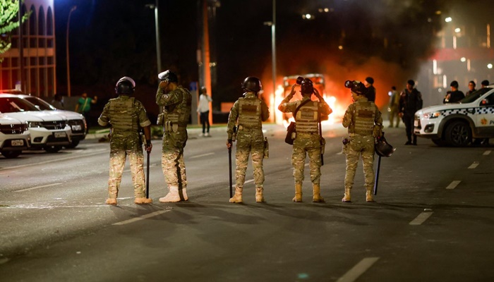 Manifestantes tentam invadir sede da PF e queimam veículos no DF