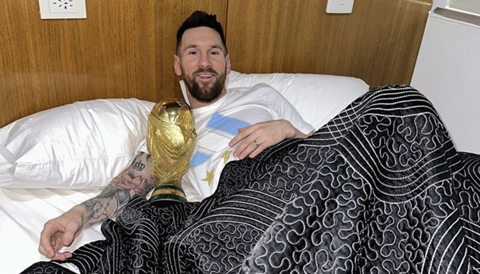 Messi publica foto dormindo ao lado da taça