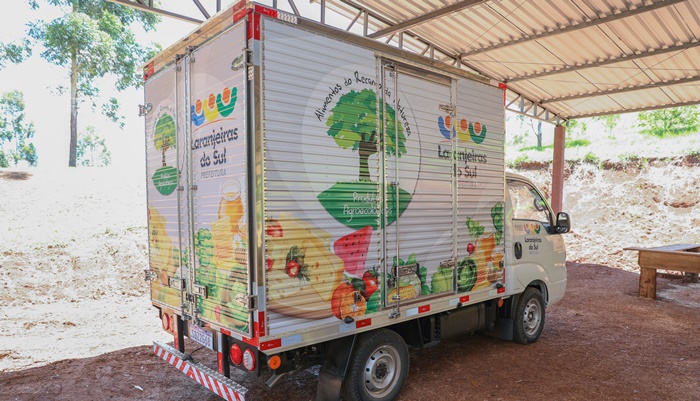 Laranjeiras - Prefeitura entrega caminhão baú refrigerado para a Associação Terra Livre do Recanto da Natureza