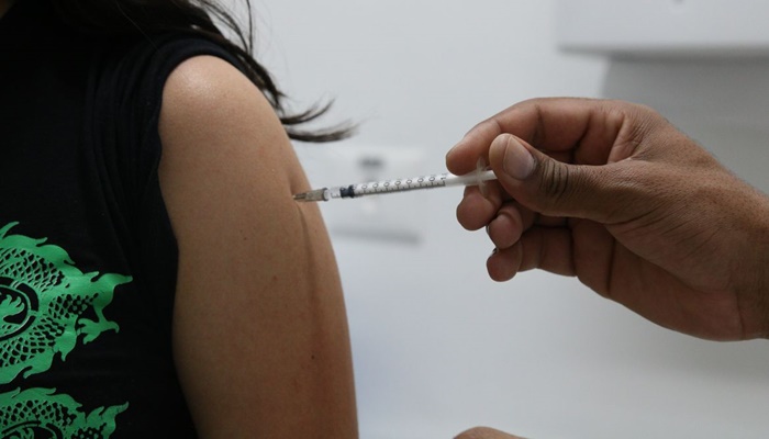 Vacinação é estratégia coletiva, diz secretária de Vigilância em Saúde