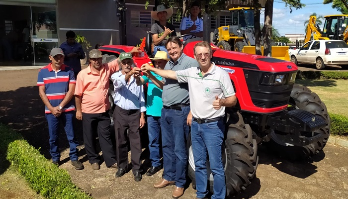 Guaraniaçu - Governo municipal entrega trator agrícola e equipamentos para 12 comunidades