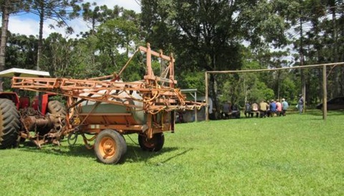 Três Barras - Secretário de Agricultura faz entrega de um pulverizador á Associação