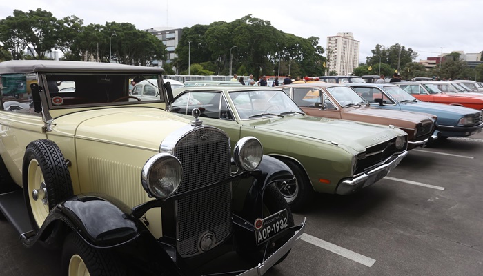  Comemoração de um ano da placa preta no Paraná reúne mais de 100 veículos antigos