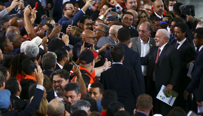 Mínimo tem que subir de acordo com o crescimento da economia, diz Lula