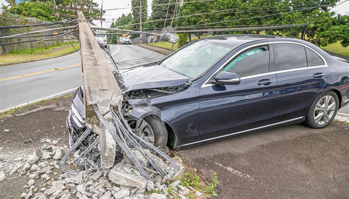  Em 2022, batidas de carros danificaram 9 postes por dia no Paraná