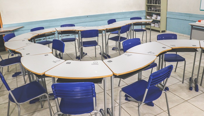  Estado inicia entrega de 112 mil carteiras aos colégios estaduais, algumas com formato inédito