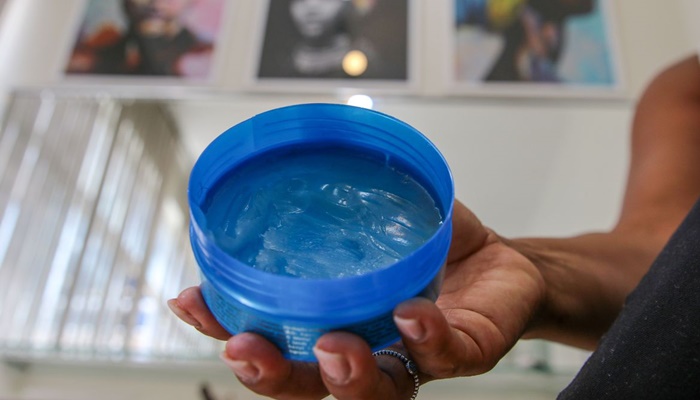 Relatos de cegueira levam Anvisa a proibir venda de pomadas capilares