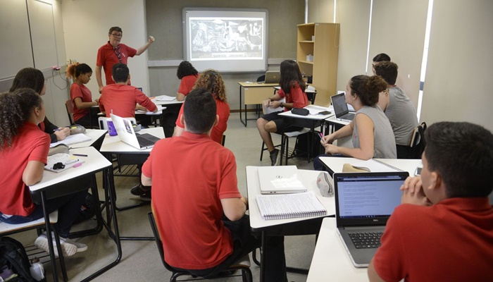 Especialistas pedem revogação do novo ensino médio