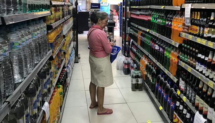 Embalagens ocultam parte dos aditivos em alimentos vendidos no Brasil