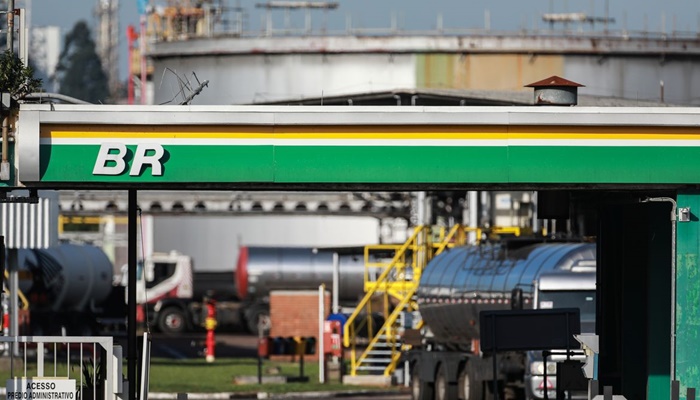 Preço do diesel cai R$ 0,18 nas distribuidoras, nesta quinta-feira