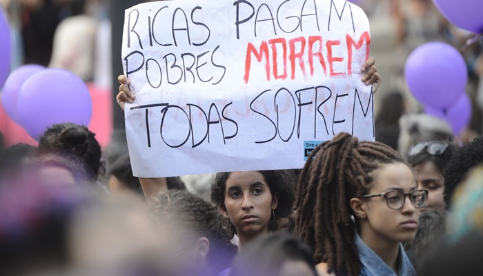 Uma em cada sete mulheres, aos 40 anos, já passou por aborto no Brasil